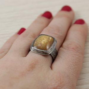 kamień księżycowy, złocisty kamień księżycowy, srebro fakturowane, pierścionek z kamieniem księżycowym, srebrny pierścionek